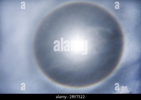 Die Sonne umschränkte das Halo-Phänomen am Himmel und in der Skyscape mit Wolken im Außenbereich der Wat Mahathat Worawihan-Tempelpagode in Ratchaburi, Thailand Stockfoto