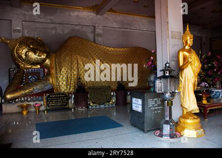 Antike buddha-Statuen mit zurückgelegener Haltung des Wat Mahathat Worawihan-Tempels für thailänder, die Reisende besuchen und den betenden Segen, den heiligen mythos, respektieren Stockfoto