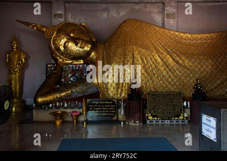 Antike buddha-Statuen mit zurückgelegener Haltung des Wat Mahathat Worawihan-Tempels für thailänder, die Reisende besuchen und den betenden Segen, den heiligen mythos, respektieren Stockfoto