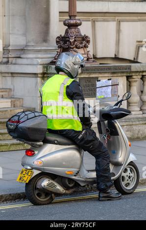 Motorroller-Fahrer studieren Karte mit detaillierten Orten und machen möglicherweise das „Wissen“ in der Ausbildung zum Taxifahrer in London, Großbritannien. Lehrling Stockfoto