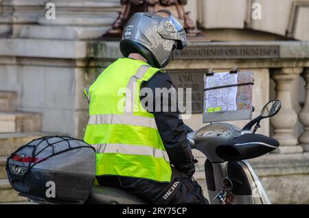 Motorroller-Fahrer studieren Karte mit detaillierten Orten und machen möglicherweise das „Wissen“ in der Ausbildung zum Taxifahrer in London, Großbritannien. Lehrling Stockfoto