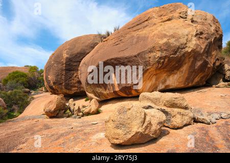 Große Felsbrocken am Kokerbin Rock, einem großen Granitvorsprung im Kokerbin Nature Reserve in der Wheatbelt-Region in Western Australia. Stockfoto