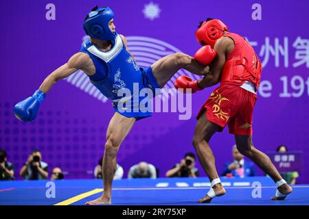 Hangzhou, China. September 2023 29. Arnel Mandal (R) von den Philippinen und Jiang Haidong (L) von China nehmen an den Asienspielen 2023, dem Wushu Sanda Men's 56Kg Final Match im Xiaoshan Guali Sports Centre, Teil. Jiang gewann das Spiel durch Punktdifferenz. (Foto: Luis Veniegra/SOPA Images/SIPA USA) Credit: SIPA USA/Alamy Live News Stockfoto