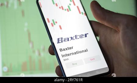 Ein Investor, der den Kurs der Aktien analysiert, ein Aktionär, der eine Börse sucht. Stockfoto