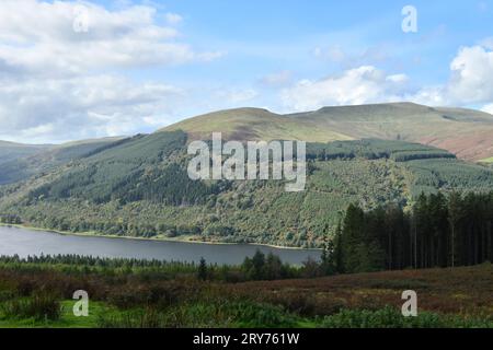 Blick auf Waun Rydd über das Talybont Valley in Powys, in der Central Brecon Beacons Gegend des Nationalparks an einem sonnigen Septembertag. Stockfoto