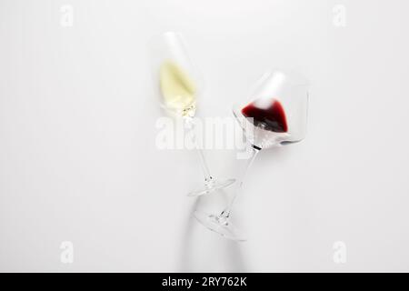 Ein kleiner roter Weißwein wird in Stängelgläser gegossen. Stockfoto