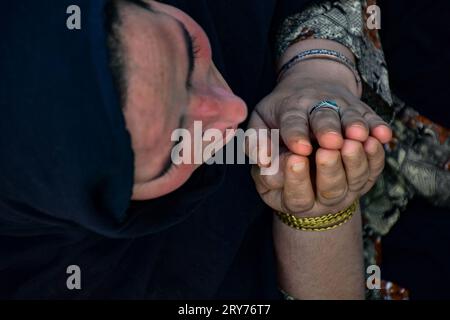 Srinagar, Indien. September 2023 29. Eine Kaschmiri-Frau betet anlässlich des Eid-e-Milad, des Geburtsjubiläums des Propheten Muhammad (PBUH) im Hazratbal-Schrein in Srinagar. Quelle: SOPA Images Limited/Alamy Live News Stockfoto