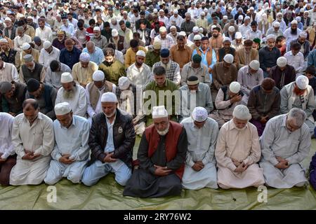 Srinagar, Indien. September 2023 29. Die muslimischen Anhänger Kaschmirs beten anläßlich des Eid-e-Milad, des Geburtsjubiläums des Propheten Mohammed (PBUH) im Hazratbal-Schrein in Srinagar. Quelle: SOPA Images Limited/Alamy Live News Stockfoto