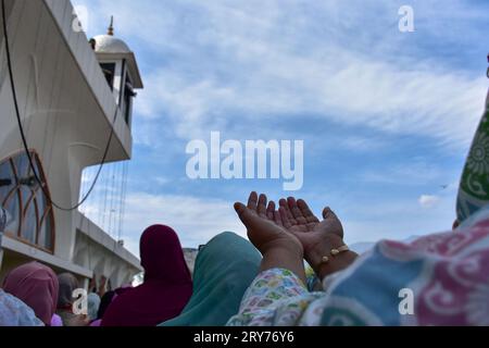 Srinagar, Indien. September 2023 29. Eine muslimische Frau aus Kaschmir betet, während der Hauptpriester (nicht abgebildet) die heilige Reliquien zeigt, die als Haare aus dem Bart des Propheten Mohammed gelten, anlässlich des Eid-e-Milad, des Geburtsjubiläums des Propheten Mohammed (PBUH) im Hazratbal-Schrein in Srinagar. Quelle: SOPA Images Limited/Alamy Live News Stockfoto