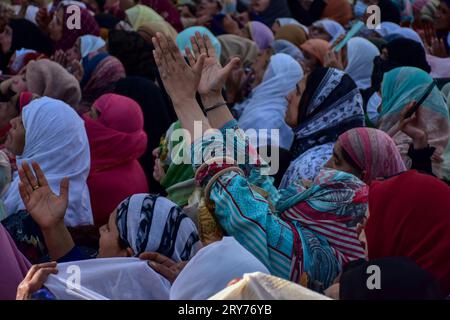 Srinagar, Indien. September 2023 29. Eine muslimische Frau aus Kaschmir betet, während der Hauptpriester (nicht abgebildet) die heilige Reliquien zeigt, die als Haare aus dem Bart des Propheten Mohammed gelten, anlässlich des Eid-e-Milad, des Geburtsjubiläums des Propheten Mohammed (PBUH) im Hazratbal-Schrein in Srinagar. Quelle: SOPA Images Limited/Alamy Live News Stockfoto