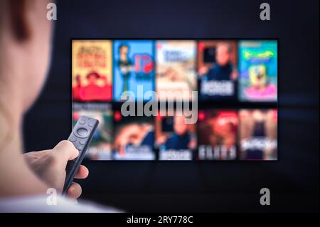 TV online. TV-Streaming-Service. Schnittstelle des Streaming-Service. Das Online-Abonnement bietet TV-Sendungen, Realitäten, Fiktionsfilme. Bildschirm Mit Fe Stockfoto