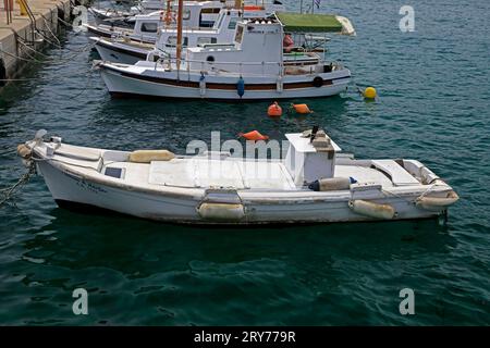 Traditionelle Fischerboote im Hafen von Megalochori, Insel Agistri, Saronische Inseln, Griechenland. Vom Mai 2023 Stockfoto