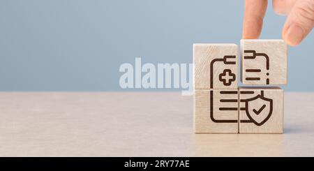Hand anordnen Holzblock mit Healthcare Medical Icon Stockfoto
