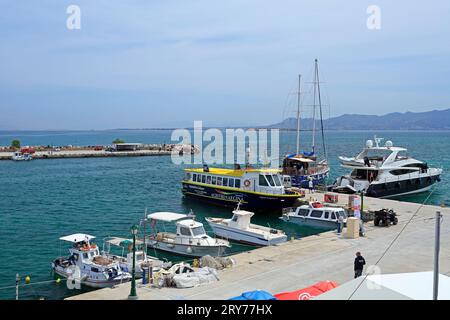 Traditionelle Fischerboote im Hafen von Megalochori, Insel Agistri, Saronische Inseln, Griechenland. Vom Mai 2023 Stockfoto