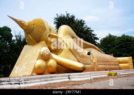 Antike buddha-Statuen mit zurückgelegener Haltung des Wat Aranyikawat-Klosters oder Charoen Tham Wihan-Tempel für thailändische Reisende besuchen Respect Beting bl Stockfoto