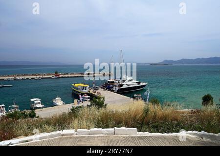 Boote im Hafen von Megalochori, Insel Agistri, Saronische Inseln, Griechenland. Vom Mai 2023 Stockfoto