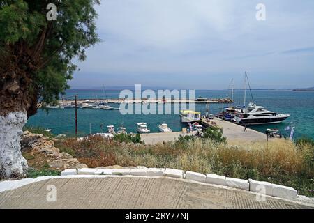 Boote im Hafen von Megalochori, Insel Agistri, Saronische Inseln, Griechenland. Vom Mai 2023 Stockfoto