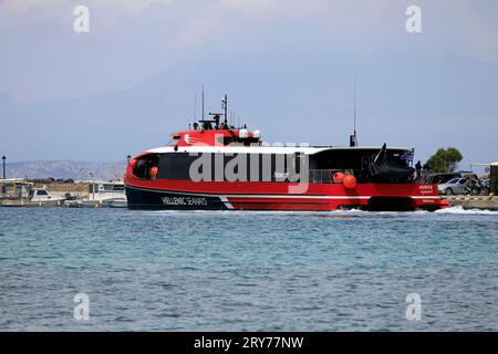 Die Aero 2 Hochgeschwindigkeits-Passagierfähre, Hellenic Seaways, am Megalochori Hafen, Agistri, Saronische Inseln Gruppe, Griechenland. Vom Juli 2023 Stockfoto