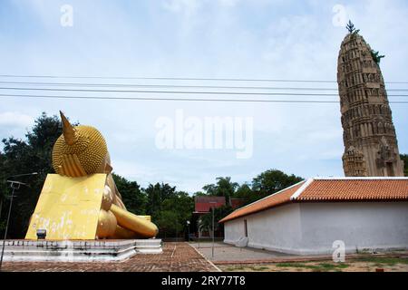 Antike buddha-Statuen und antike Stupa-Ruinen, Chedi des Wat Aranyikawat oder Charoen Tham Wihan-Tempel für thailänder besuchen Respekt Stockfoto