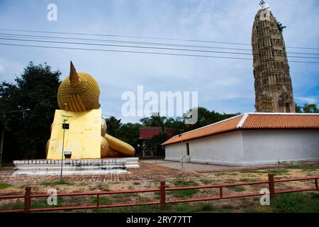 Antike buddha-Statuen und antike Stupa-Ruinen, Chedi des Wat Aranyikawat oder Charoen Tham Wihan-Tempel für thailänder besuchen Respekt Stockfoto