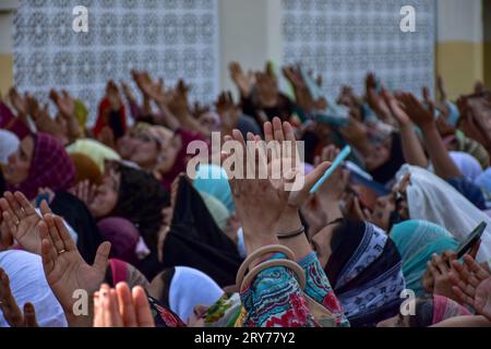 Eine muslimische Frau aus Kaschmir erhebt ihre Hände, während sie anläßlich des Eid-e-Milad betet, des Geburtsjubiläums des Propheten Mohammed (PBUH) im Hazratbal-Schrein in Srinagar. (Foto: Saqib Majeed/SOPA Images/SIPA USA) Stockfoto