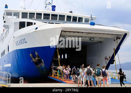 Die Axaioz Fähre im Hafen von Skala, Boarding Reisende. Agistri, Saronische Inseln, Griechenland. Vom Juli 2023 Stockfoto