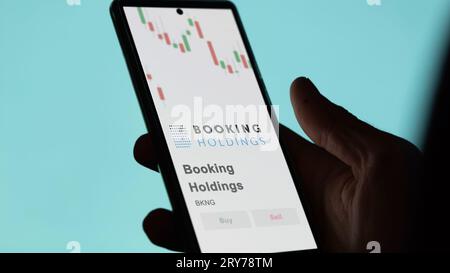 Ein Investor, der den Kurs der Aktien analysiert, ein Aktionär, der eine Börse sucht. Stockfoto