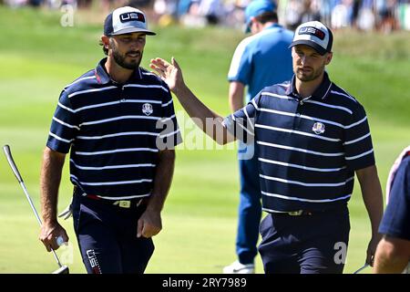 Roma, Italien. September 2023 29. Max Homa und Wyndham Clark aus den Vereinigten Staaten reagieren, nachdem sie auf dem ersten Loch während der vier Spiele des Ryder Cup 2023 im Marco Simone Golf and Country Club in Rom (Italien), 29. September 2023, gespielt haben. Quelle: Insidefoto di andrea staccioli/Alamy Live News Stockfoto