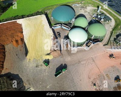 Herefordshire UK – Luftaufnahme der Tanks für anaerobe Abscheidersysteme in landwirtschaftlichen Betrieben mit Traktoren, die Maisschnitzel im September 2023 liefern Stockfoto