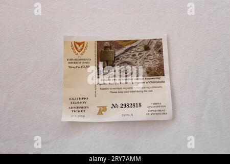 Eintrittskarte für die Attraktion Paphos Castle auf weißem Hintergrund Stockfoto