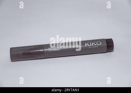 Schwarz-weißer Lippenmarker mit langer Lebensdauer von Kiko Milano, einer italienischen Kosmetikmarke, die auf weißem Hintergrund isoliert ist Stockfoto