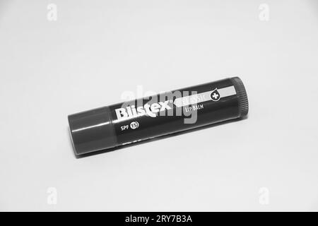 Schwarzer und weißer Blistex klassischer Lippenbalsam mit Minzgeschmack auf weißem Hintergrund Stockfoto