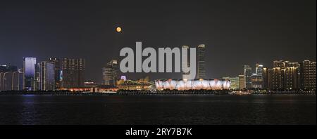 Hangzhou, chinesische Provinz Zhejiang. September 2023 29. Ein Vollmond ist in Hangzhou, Ostchinas Provinz Zhejiang, 29. September 2023 zu sehen. Quelle: Li Zhong/Xinhua/Alamy Live News Stockfoto