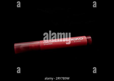 Long-lasting Colour Lip Marker von Kiko Milano, einer italienischen Kosmetikmarke, isoliert auf schwarzem Hintergrund Stockfoto