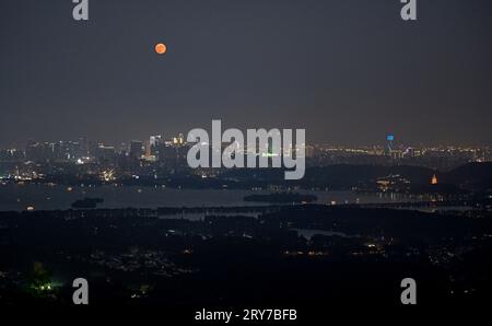 Hangzhou, chinesische Provinz Zhejiang. September 2023 29. Ein Vollmond ist in Hangzhou, Ostchinas Provinz Zhejiang, 29. September 2023 zu sehen. Quelle: Li Ga/Xinhua/Alamy Live News Stockfoto