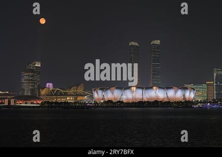 Hangzhou, chinesische Provinz Zhejiang. September 2023 29. Ein Vollmond ist in Hangzhou, Ostchinas Provinz Zhejiang, 29. September 2023 zu sehen. Quelle: Li Zhong/Xinhua/Alamy Live News Stockfoto