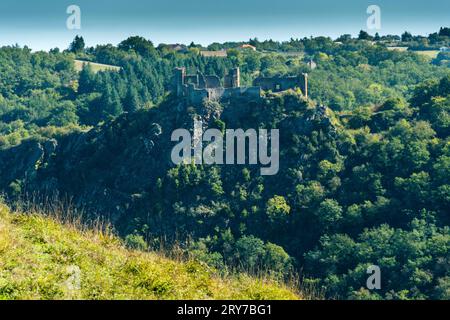 Das Dorf Saint-Remy-de-Biot, die mittelalterliche Burg in den Ruinen von Chateau Rocher (15. Jahrhundert) überblickt das Soul Valley, Puy de Dome, Auvergne, Frankreich Stockfoto