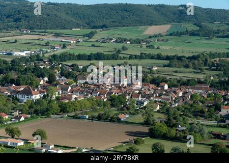 Blick auf das Dorf Ebreuil. Allier-Abteilung. Auvergne-Rhone-Alpes. Frankreich Stockfoto