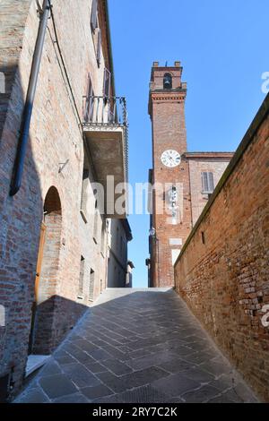 Eine Straße im mittelalterlichen Viertel Torrita di Siena, einem Dorf in der Toskana in Italien. Stockfoto