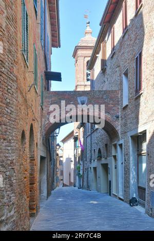 Eine Straße im mittelalterlichen Viertel Torrita di Siena, einem Dorf in der Toskana in Italien. Stockfoto