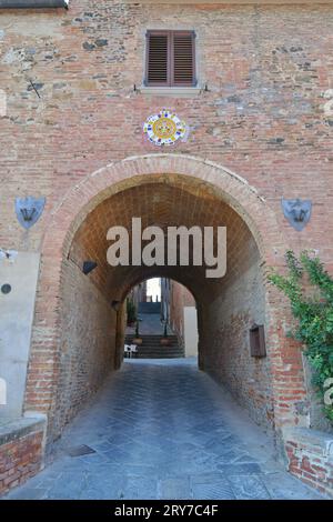 Eine Straße im mittelalterlichen Viertel Torrita di Siena, einem Dorf in der Toskana in Italien. Stockfoto