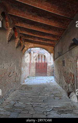 Eine Straße im mittelalterlichen Viertel Torrita di Siena, einem Dorf in der Toskana in Italien. Stockfoto