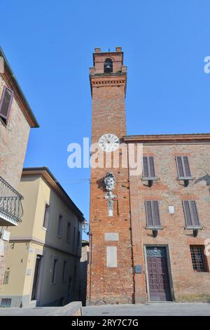 Der Stadtplatz von Torrita di Siena, einem Dorf in der Toskana in Italien. Stockfoto