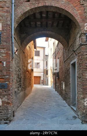 Eine Straße im mittelalterlichen Viertel Torrita di Siena, einem Dorf in der Toskana in Italien. Stockfoto