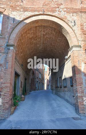 Eine Straße im mittelalterlichen Viertel Torrita di Siena, einem Dorf in der Toskana in Italien. Stockfoto