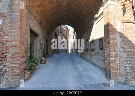 Eine Straße im mittelalterlichen Viertel Torrita di Siena, einem Dorf in der Toskana in Italien. Stockfoto