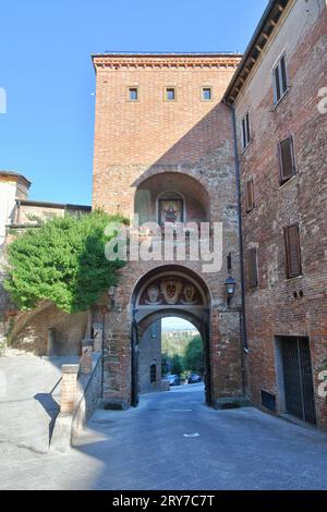 Eine Straße im mittelalterlichen Viertel Torrita di Siena, einem Dorf in der Toskana in Italien. Stockfoto