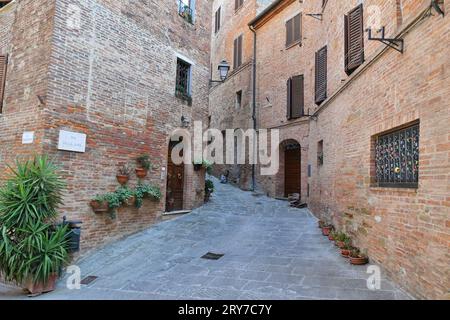 Eine Straße im mittelalterlichen Viertel Torrita di Siena, einem Dorf in der Toskana in Italien. Stockfoto