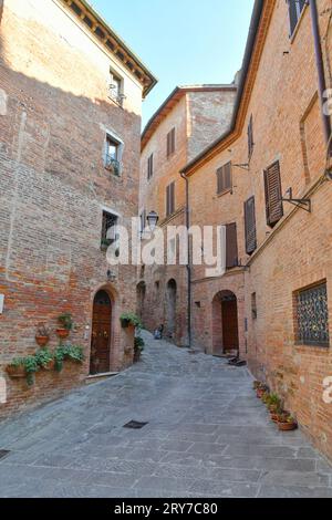 Eine Straße im mittelalterlichen Viertel Torrita di Siena, einem Dorf in der Toskana in Italien. Stockfoto