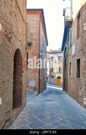 Eine Straße im mittelalterlichen Viertel Torrita di Siena, einem Dorf in der Toskana in Italien. Stockfoto